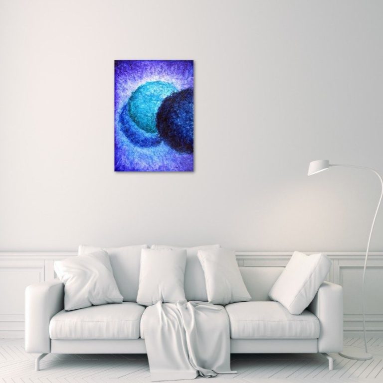Nucleus 02 Abstraktes Kunstwerk in Blau- und Lilatönen über einer hellen Sofa-Garnitur. Ölbild aus der Serie "Microcosmos" von Herbert Wiedergut