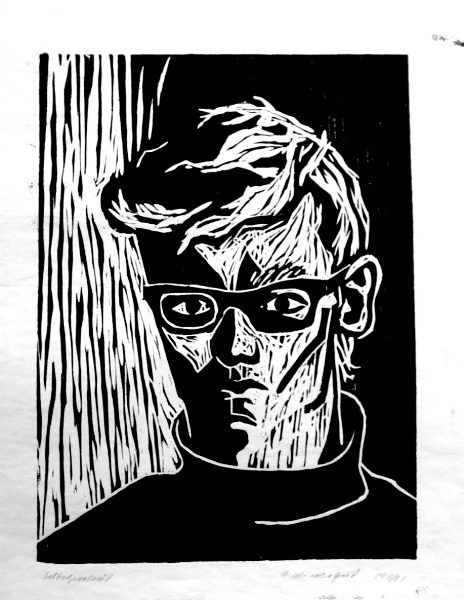 Selbstportrait Porträt eines jungen Mannes mit Brille, ernstem Ausdruck und kurzen Haaren. Holzschnitt