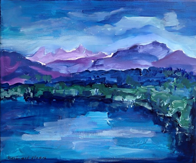 Faaker See 08 Mai Berglandschaft mit einem ruhigen See und dramatischem Himmel in Blau- und Lilatönen.