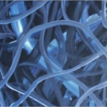 Stromschnellen Komplexes Netzwerk aus leuchtenden blauen Lichtpunkten und Linien, das ein energetisches Mikrosystem bildet