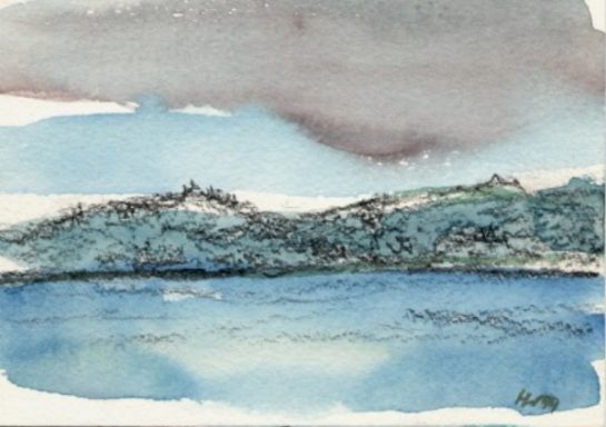 Aquarelllandschaft mit blauen Seen und bewaldeten Hügeln unter einem bewölkten Himmel.