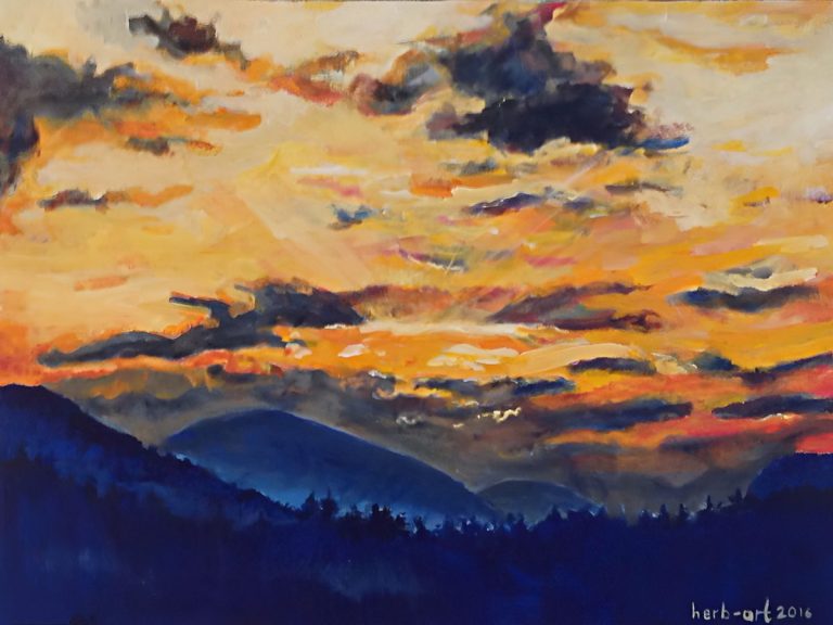 Blick nach Westen Bunte Wolken über dunklen Bergen bei Sonnenuntergang.