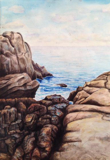 St. Pierre Felsenlandschaft am Meer mit sanften Wellen und hellem Himmel.