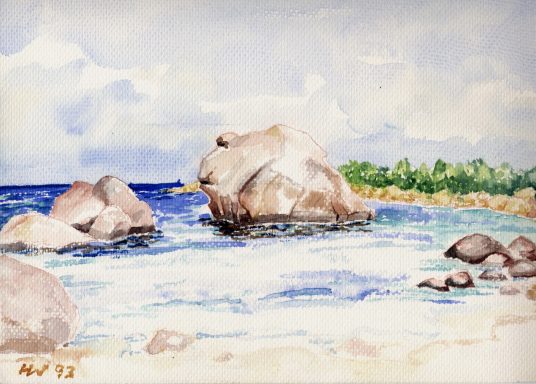 Reiseaquarelle aus Canada, Südafrika, Italien u.a. Sanfte Wellen treffen auf große Felsen an einem sonnigen Strand mit grüner Küstenlinie.
