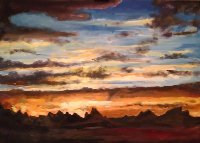 sunset in Großbuch Bunte Landschaft mit Bergen und dramatischem Sonnenuntergang im Hintergrund.